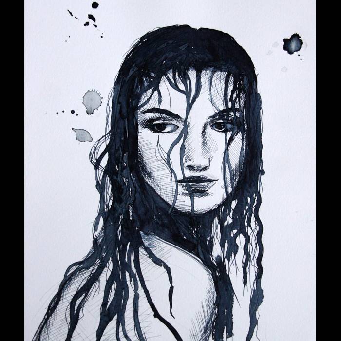 Zdjęcie pracy wykonanej tuszem. Praca przedstawia kobietę w mokrych włosach. Widoczne są ślady kropli ruszu na papierze.